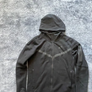 Nike tech svart - Har aldrig varit använd   Pris går att diskutera 