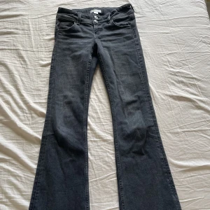 Jeans - Snygga jeans från Gina tricot, uppsprättade längst ner och är i tall model. Passar mig i längden som är 1,61.