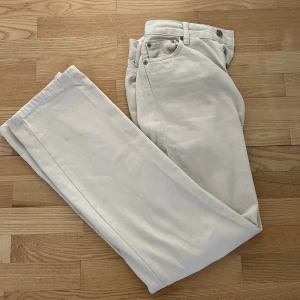 Junkyard-jeans - Säljer dessa jeans från junkyard då de inte passade. Condition 9/10, endast använda ett fåtal gånger. Normal passform. Nypris 500 kr. Kan mötas i Stockholm eller frakta (köparen står för frakt).