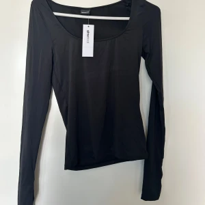 Ginatricot Tröja - Jätte fint material blankt och man får fin form i det, Jag har fortfarande prislappen kvar helt oanvänd. Strl S 