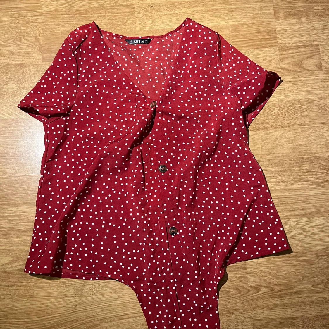 Söt kastanjefärjad knytblus med vita prickar  - 90