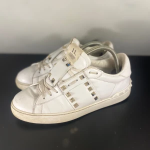 Valentino Skor - Hej! Säljer nu dessa Valentino Skor, storlek 39, skicket bedömer vi är bra , tveka inte på att höra av er vid frågor kring skorna! 