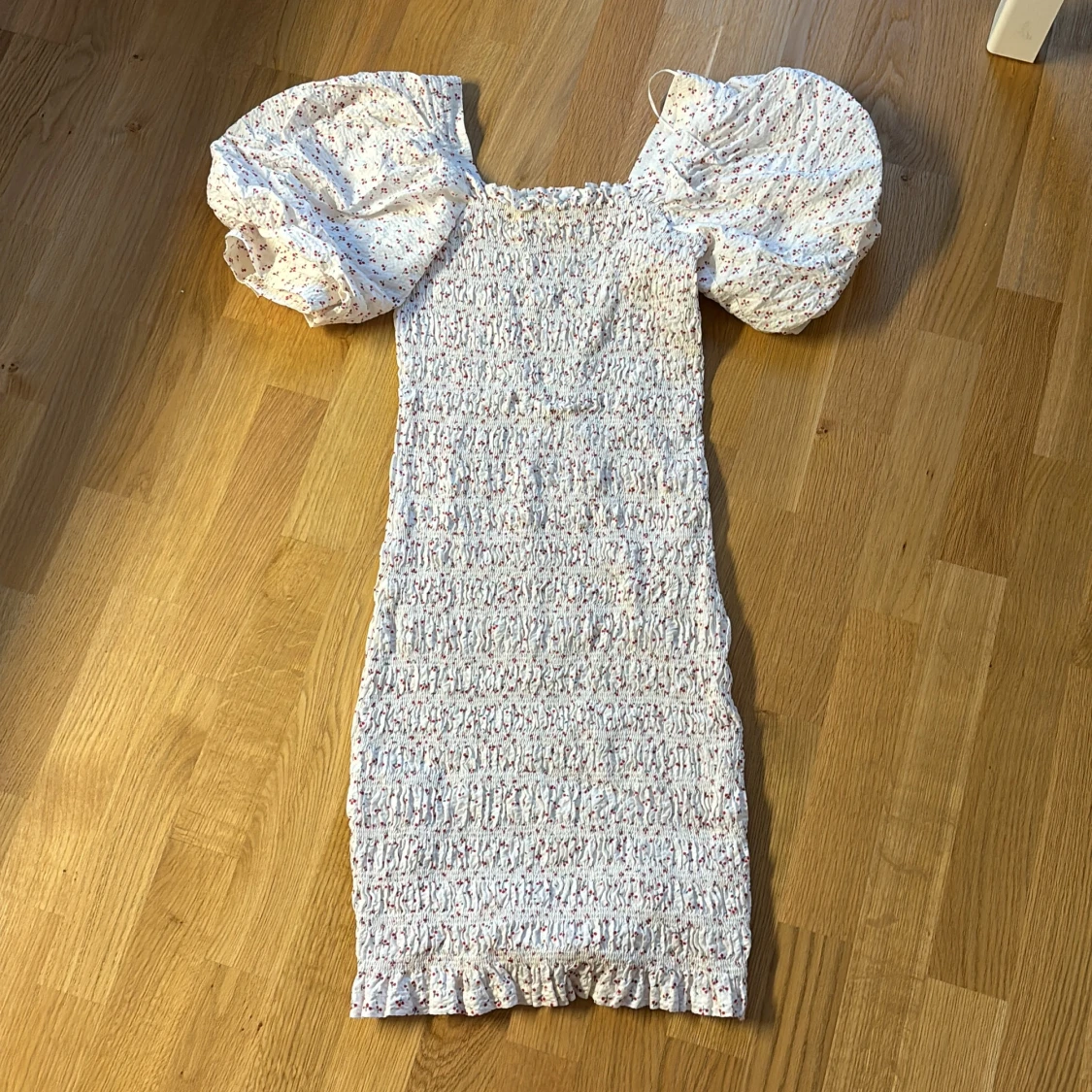 Midiklänning med ballongärmar 