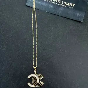 Guld Halsband rostfritt stål 225kr för att beställa skriv via dm på min Instagram där ja säljer smyckena på radiant.lux4ry.❤️
