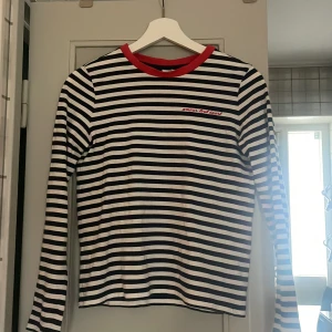 Randig tröja - Randig tröja från & Other Stories. Bra skick och storlek 34. 💗