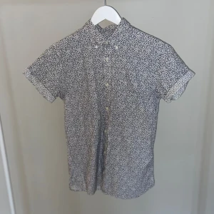 Skjorta - Kortärmad skjorta från Jack & Jones premium i storlek S  Finner inget som jag kan anmärka på