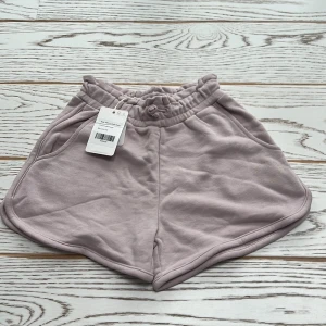 Lila shorts barn oanvända ifrån pomp de lux - Jätte fina oanvända shorts med lappen kvar kvar  strl 134/140 Barnkläder
