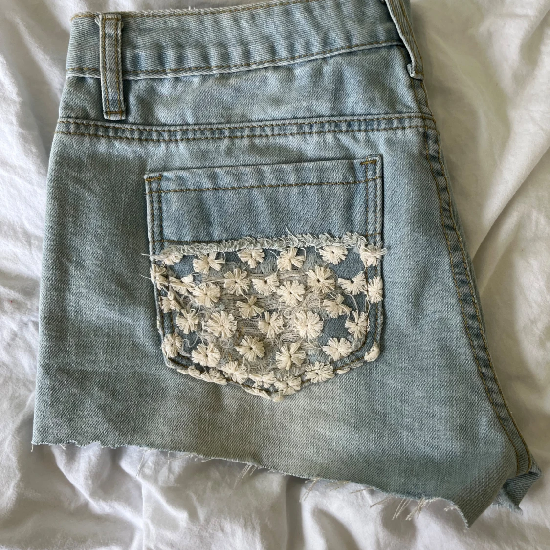 Lågmidjade broderade jeansshorts  - 91