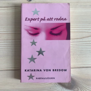 Expert på att rodna - Katarina von Bredow - Pocket - ungdomsbok. Expert på att rodna av Katarina von Bredow. Kanterna lite slitna, i övrigt i fint skick 🌸