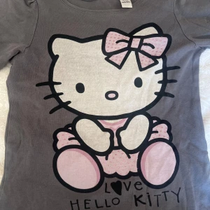 Hello Kitty t shirt  - Fin grå hello Kitty t shirt 