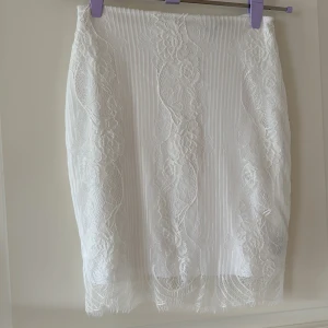 Kjol med spetsdetalj - Kort kjol som aldrig är använd🤍