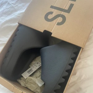Adidas yeezy slides onix - Yeezy slides i storlek 43 och i färgen onix. Använda ett fåtal gånger så mycket bra skick! Priset går att diskuteras. (Köpare står för frakten)