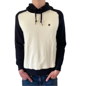 Morris Hoodie - Säljer en HELT NY Morris hoodie med tag kvar, storlek Xs men sitter mer som S eller M. 10/10 skick givetvis då den är sprillans ny. Nypris: 1600kr, Vårt pris: 599kr. Modellen är 190 cm lång. Hör av er vid frågor eller funderingar 
