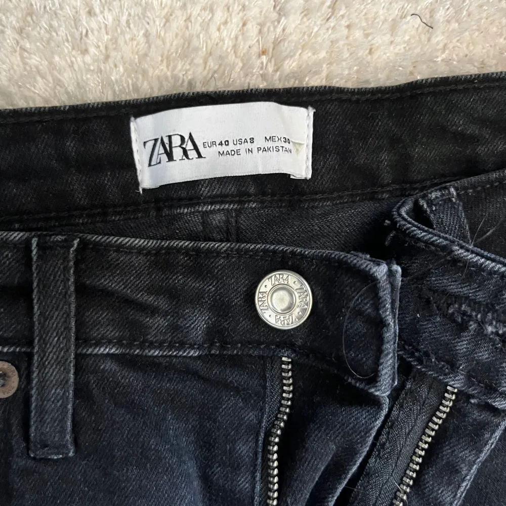 Svarta jeans / urtvättade i färgen, det ska vara så. Använda 1 gång, säljer eftersom det är för långa! Slits finns längst ner på jeansen samt hål på knäna Ny pris 370kr. Jeans & Byxor.