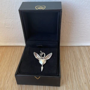 Maria Nilsdotter halsband - Längd 40cm, andvänt fåtal gånger. Jätte fint halsband.