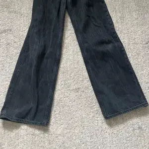 Fina och snygga jeans från Monki i bra skick  Ungefär 32-34 i storlek