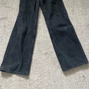 Jeans - Fina och snygga jeans från Monki i bra skick  Ungefär 32-34 i storlek