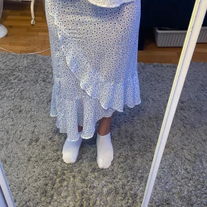 Blå kjol med mönster från lager 157  - Säljer då den inte kommer till användning. Köpt för 1,5 år sedan och inga skador på kjolen och ser ut som ny. Den kommer bara inte till användning längre. 