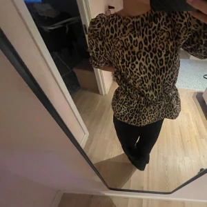 Leopard blus - Säljer denna supersöta blusen från hm, lite lik gannis🥰 Är köpt för ett tag sen men knappt använt. Säljer pga att den är för stor så skulle säga att storleken är s-m:)