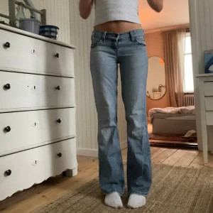 BDG Jeans - Super fina jeans från Urban Outfitters💘På sista bilden ser man att det finns två hål på insidan av jeansen som jag trädde snören i förut när dem var för stora🫶men det syns inte på utsidan💗 Midjemått: 36cm Innerbenslängd: 79cm Orginalpris: 750kr