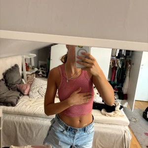 Röd randig topp❤️🤍 - Säljer denna röd vit randiga topp från pulla and bear! Älskar denna till sommaren och den har så fina detaljer! ❤️🤍