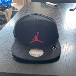 Kepsar för 99krst -  Det är en fet jordan keps som ej går till användning och 2 djur kepsar som inte heller går till användning. Alla kepsar är i princip oanvända då vi fick en felbeställning. Inga hål och alla är äkta. 