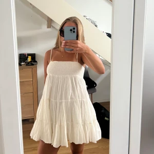 Vit klänning  - En klänning från zara som jag säljer på grund av att den börjar bli för liten❣️Jätteskön och i bra kvalite!