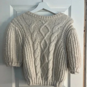 Trekvarts tröja - Super fin zara tröja som är köpt på Vinted. Storlek är en L men passar dig som har M med ❣️ 