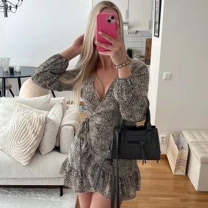 Klänning Nelly  - Knappt använd. Superfin klänning från Nelly i toppskick. Storlek 34. 