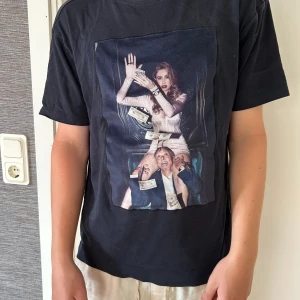 Limitato T-shirt - Populär Limitato T-shirt i sjukt snygg marinblå färg med ett häftigt tryck. T-shirten är i nyskick och är helt utan defekter (9/10).  Storlek S, kan även passa M.  Hör gärna av er vid minsta lilla fundering eller fler bilder. Allt gott Mvh 