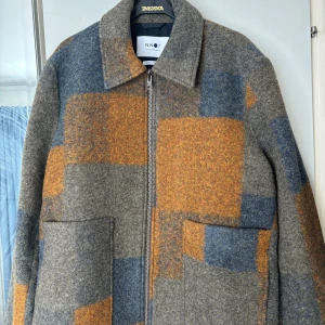 NN07 Gael - Jackan från the bear  - Oanvänd med tags  Nypris är 7000 (på grailed mellan 10-14) men den är slutsåld.   Jackan är känd från The Bear där Jeremy Allen bär den. 