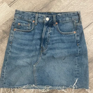 Jeanskjol - Storlek 36 från hm!