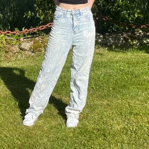 Bleka jeans med tecken - Oerhört fina jeans men passar mig tyvärr inte🤍 rekommenderar att ha storlek S fast jag köpte dom i XS💕 Självklart tvättar jag o stryker dom innan jag säljer❣️  