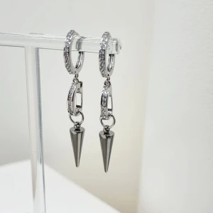 Handgjorda örhängen  - Material- zirconia kristall , silverpläterad rostfritt stål ●Örhängeskrokar -rostfritt stål •Nickel fri. Längd -5cm Vattentåliga, ändrar inte färgen! Köp för 1st-100kr eller 160kr/paret