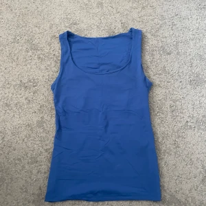 Topp  - Det populära linnet från zara i en fin blå färg!!💞 Skriv för fler bilder:)