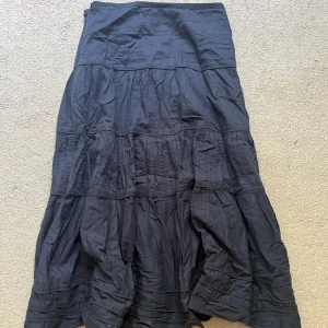 Långkjol - Marinblå långkjol, bra skick! Skulle säga att den passar till en ganska kort person⭐️😊