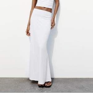 En skit snygg lång vit kjol från zara, helt oanvänd i storlek S. Slutsåld och nypris är 299, säljer för 200kr🩷🩷