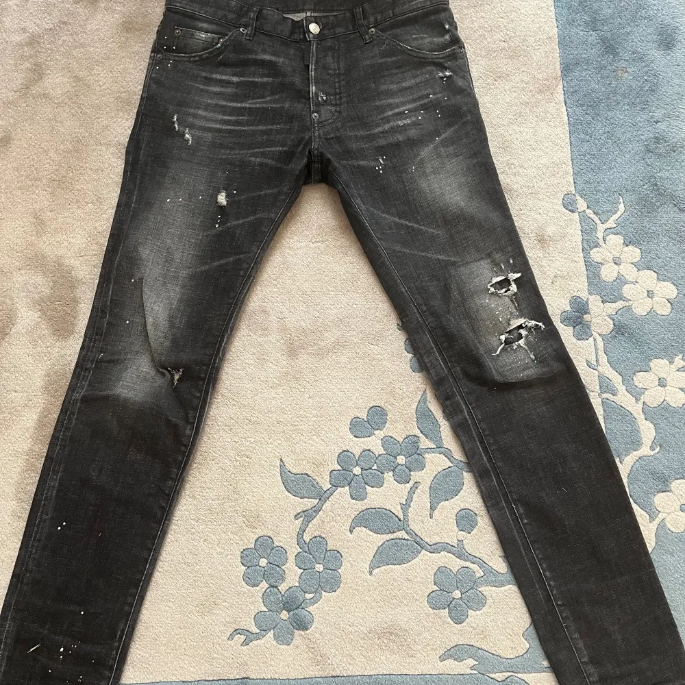 Tjena. Säljer nu mina feta dsquared2 jeans i rätt bra skick. Färgen är grå/svart aktig. Ser jeansen blå ut på bilderna är de för ljuset endast. Storlek 48. Vid frågor och funderingar är de bara att höra av sig💩. Jeans & Byxor.