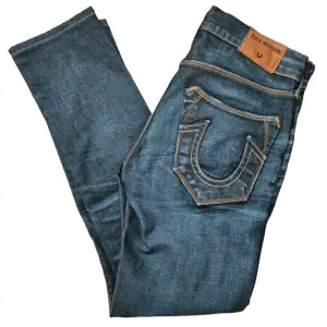 Hej! Säljer ett par True Religion Jeans i jätte fint skick. Mått: waist: 42cm och längd 105cm. Byxorna kostar runt 2000kr nypris. Priset kan diskuteras vid snabb affär. Seriösa köpare kan få fler bilder.