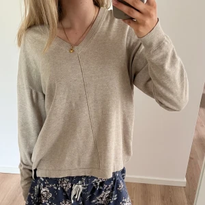 Finstickad tröja - En finstickad tröja i tunt material. Jättefin till sommaren!☺️använd få gånger utan några alls defekter!