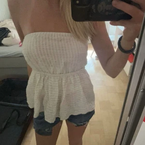 Tubtopp - Säljer min söta tubtopp från zara. gammal så den säljs inte längre men knappt använd💕skriv om frågor💕