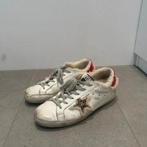 Golden goose sneakers - Golden goose sneakers i strl 39. De är i bra skick förutom att sulan på ena foten har gått av lite där bak, går enkelt att fixa med lim. Jag har använt dem ändå trots detta och det fungerar utmärkt. Skickas med tillhörande päls innersulor och box🌸