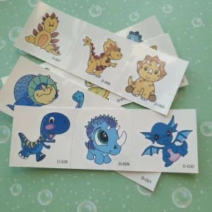 5st blå/gul dinosaurie tatuering, nya - Tatuering/tattoo  Motiv: blå och gula dinosaurie  Antal: 5st ark Storlek: ca 4×12cm Skick: nya/oanvända Tillfälliga tatueringar du sätter på kroppen med hjälp av vatten 