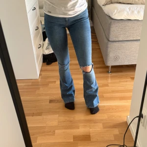 Jeans  - Snygga jeans med hål på knäna, köpta på ginatricot🫶🏻väldigt lite använda  Blå tvätt Storlek S