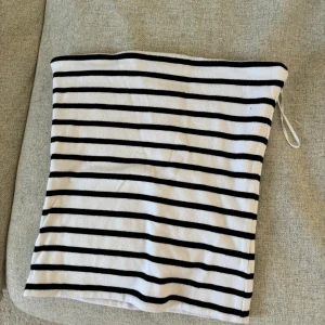 Bandeau topp  - Aldrig kommit till användning  Har en likadan fast gul med som jag säljer. Kika profilen Stl S 