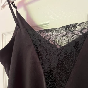 Svart linne! - Fint svart linne med spets bak i ryggen!🖤