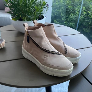 Nude of scandinavia  - Ett par helt nya Nude of scandinavia skor. Använda Max 4 gånger och är därför i mycket fint skick bara att ena sulan är lite missfärgad men det är inget som syns. 