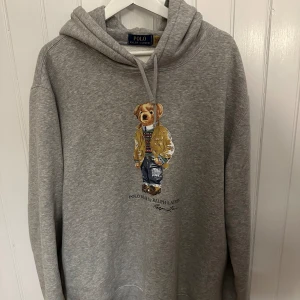 Polo Ralph Lauren Bear Hoodie - Använd max 2 gånger Ralph Lauren hoodie som är tyvärr fel storlek för mig! Otroligt fin och snygg Hoodie!