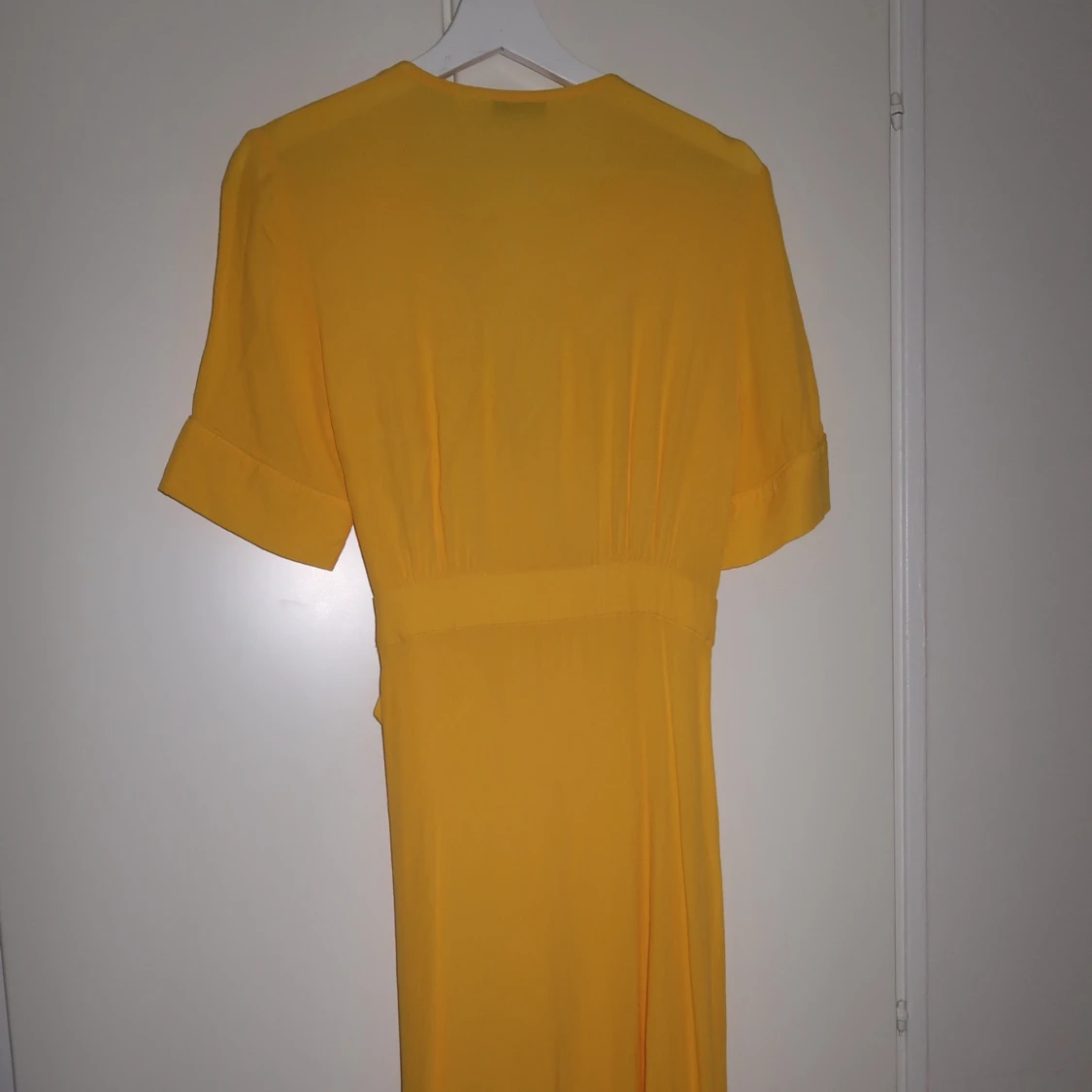 Gul klänning stories - 90