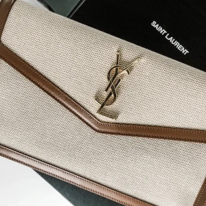 INTRESSEKOLL  - Intressekoll på min fina pouch | handväska från YSL. Fick den i present så vet tyvärr ej om den är äkta eller ej. Dustbag, box medföljer med. Modellen: Uptown pouch in Canvas and smooth leather. Rymmer med en del! Nypris 4800kr. 